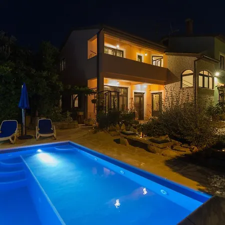 Margerita With Private Pool, Yard And Parking 别墅