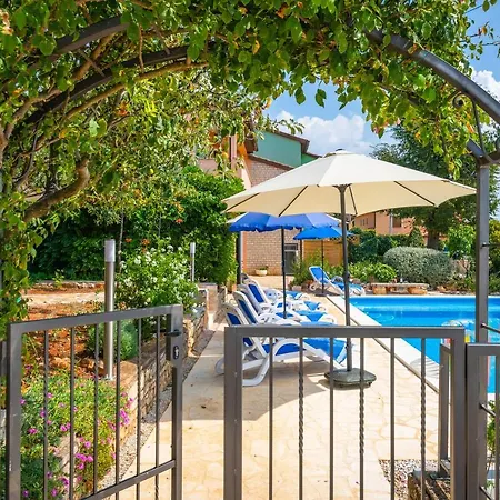别墅 Margerita With Private Pool, Yard And Parking Kaštelir