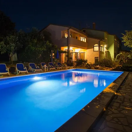 Margerita With Private Pool, Yard And Parking 别墅 *