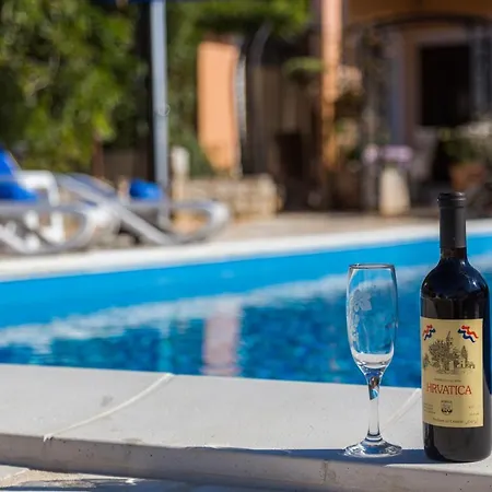 Margerita With Private Pool, Yard And Parking 别墅 *